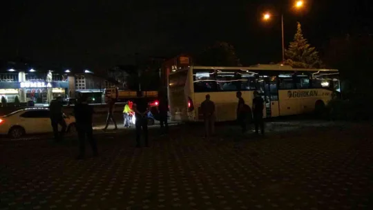 Kontrolden çıkan işçi servisi ağaçlara çarparak durabildi