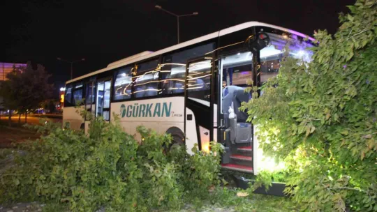Kontrolden çıkan işçi servisi ağaçlara çarparak durabildi