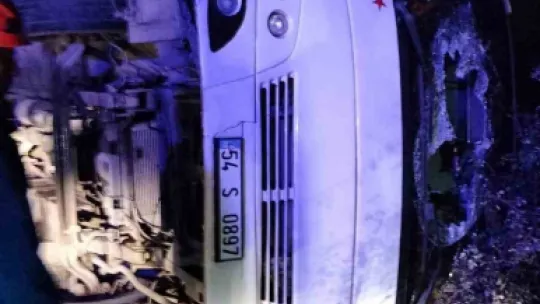 Kontrolden çıkan işçi servisi devrildi: 2 yaralı