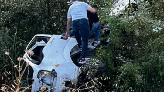 Kontrolden çıkan kamyonet ağaçlık alana uçtu