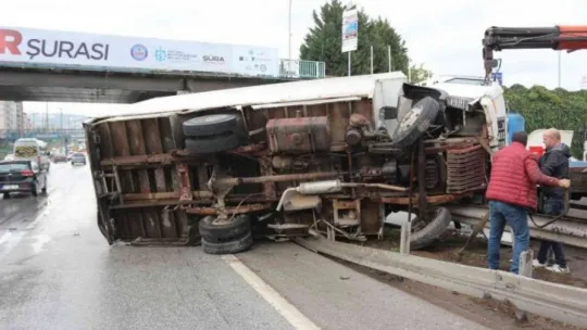 Kontrolden çıkan kamyonet bariyerlerin üzerine devrildi: 2 yaralı