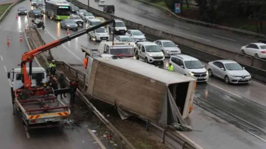 Kontrolden çıkan kamyonet bariyerlerin üzerine devrildi: 2 yaralı