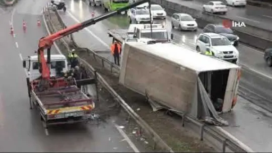 Kontrolden çıkan kamyonet bariyerlerin üzerine devrildi: 2 yaralı