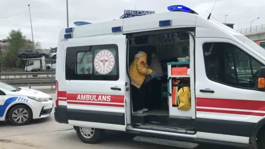 Kontrolden çıkan kamyonet bariyerlere çarptı