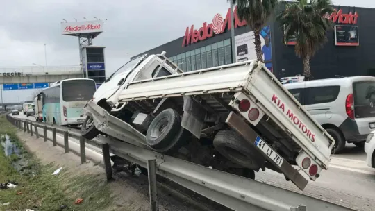 Kontrolden çıkan kamyonet bariyerlere çarptı