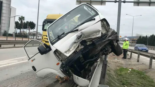 Kontrolden çıkan kamyonet bariyerlere çarptı