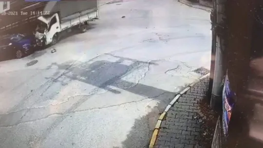 Kontrolden çıkan kamyonet önce tıra, sonra otomobile çarptı