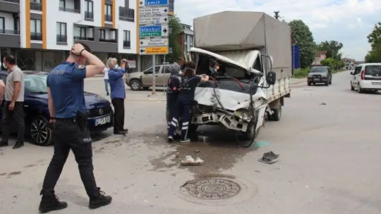Kontrolden çıkan kamyonet önce tıra, sonra otomobile çarptı