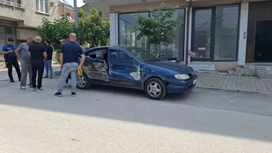 Kontrolden çıkan kamyonet önce park halindeki 5 araca sonra duvara çarptı