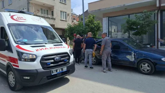 Kontrolden çıkan kamyonet önce park halindeki 5 araca sonra duvara çarptı