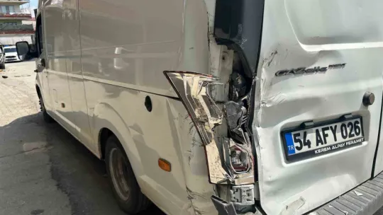 Kontrolden çıkan kamyonet önce park halindeki 5 araca sonra duvara çarptı