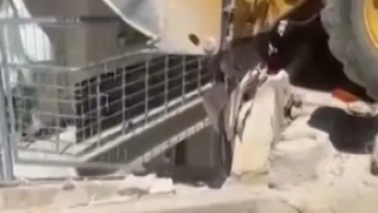 Kontrolden çıkan kepçe dehşet saçtı