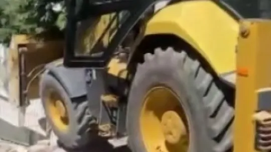 Kontrolden çıkan kepçe dehşet saçtı