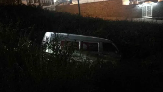 Kontrolden çıkan minibüs ağaçlık alana uçtu