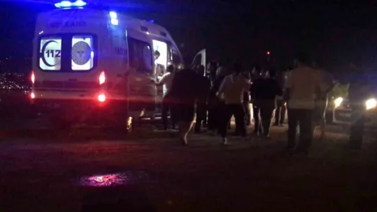 Kontrolden çıkan minibüs ağaçlık alana uçtu