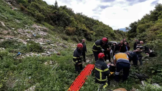 Kontrolden çıkan otomobil 150 metrelik uçuruma yuvarlandı: 2 yaralı