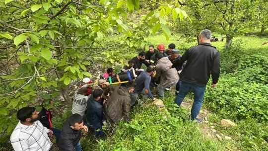 Kontrolden çıkan otomobil 150 metrelik uçuruma yuvarlandı: 2 yaralı