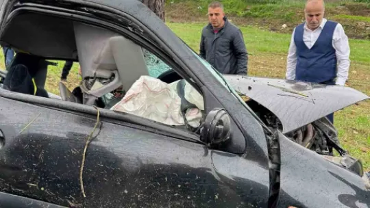 Kontrolden çıkan otomobil, ağaca çarparak durabildi
