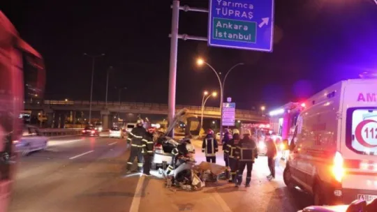 Kontrolden çıkan otomobil bariyerlere ok gibi saplandı: 2 yaralı!