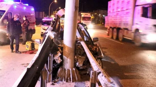 Kontrolden çıkan otomobil bariyerlere ok gibi saplandı: 2 yaralı!