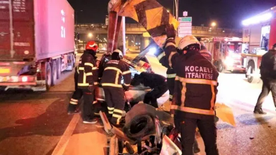 Kontrolden çıkan otomobil bariyerlere ok gibi saplandı: 2 yaralı!