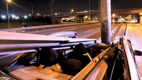 Kontrolden çıkan otomobil bariyerlere ok gibi saplandı: 2 yaralı!