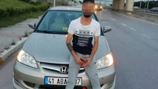 Kontrolden çıkan otomobil bariyerlere ok gibi saplandı: 2 yaralı!