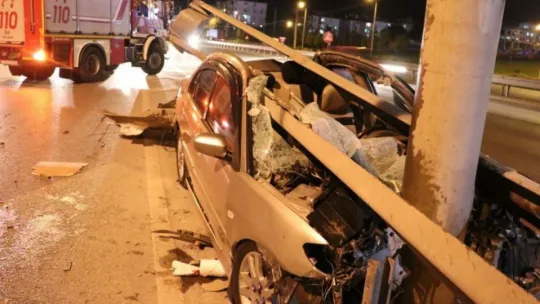 Kontrolden çıkan otomobil bariyerlere ok gibi saplandı: 2 yaralı!