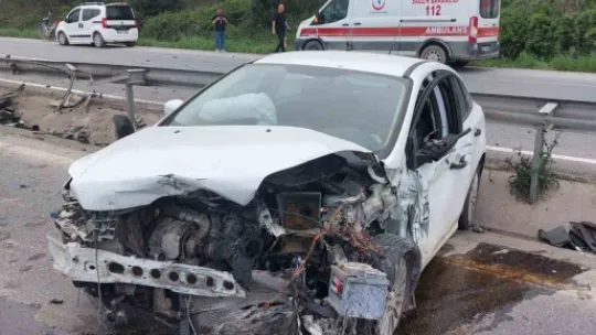 Sakarya'da kontrolden çıkan otomobil bariyerlere çarptı