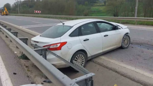 Sakarya'da kontrolden çıkan otomobil bariyerlere çarptı