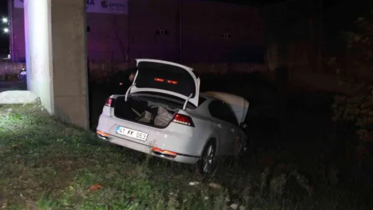 Otomobil boş araziye daldı