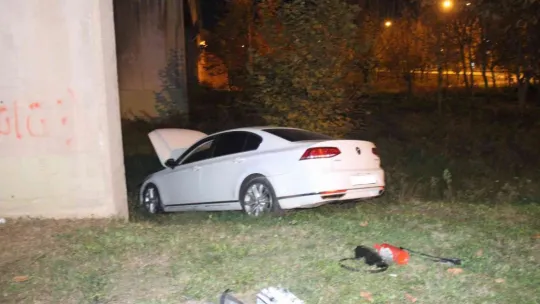 Otomobil boş araziye daldı