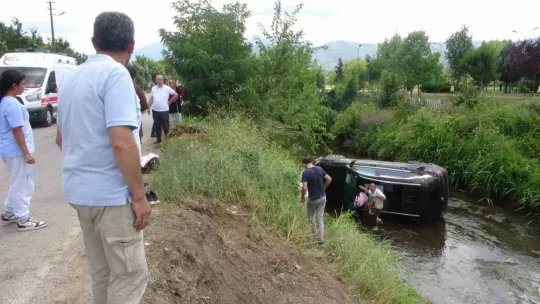 Kontrolden çıkan otomobil çaya uçtu: yaralılar var