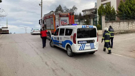 Kontrolden çıkan otomobil elektrik direğine çarptı