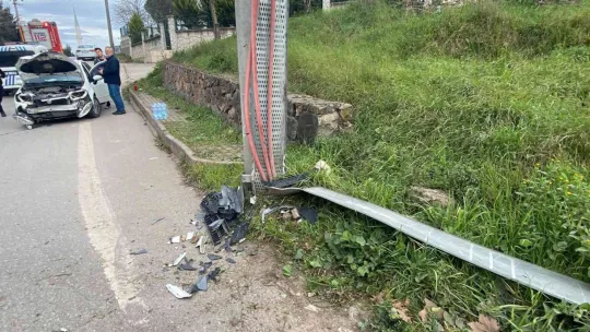 Kontrolden çıkan otomobil elektrik direğine çarptı