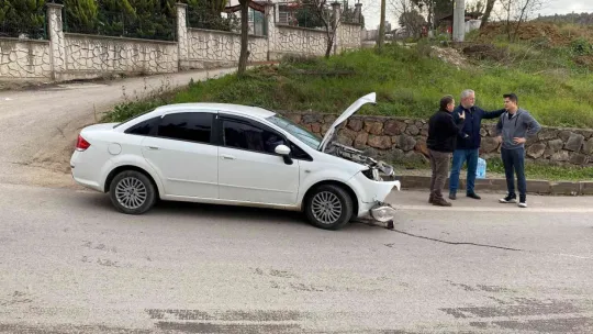 Kontrolden çıkan otomobil elektrik direğine çarptı