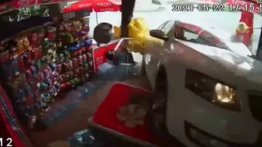 Kontrolden çıkan otomobil markete daldı