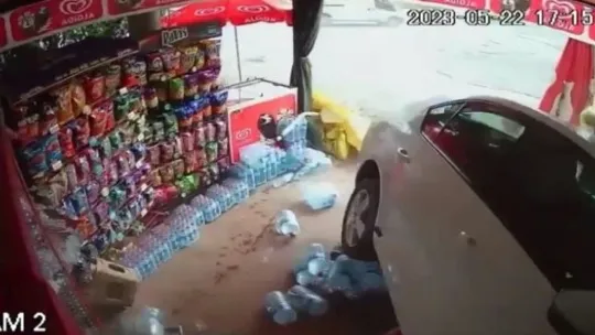 Kontrolden çıkan otomobil markete daldı