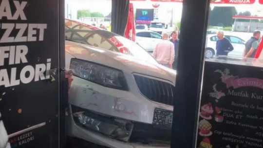 Kontrolden çıkan otomobil markete daldı