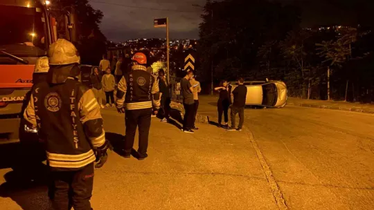 Kontrolden çıkan otomobil sokağın ortasına yan yattı