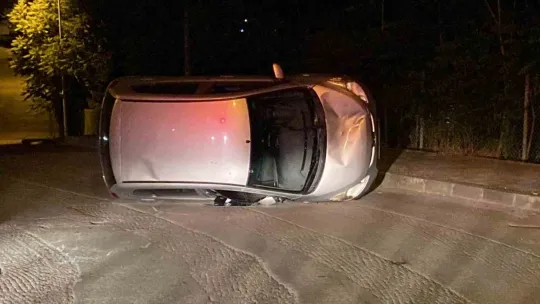 Kontrolden çıkan otomobil sokağın ortasına yan yattı