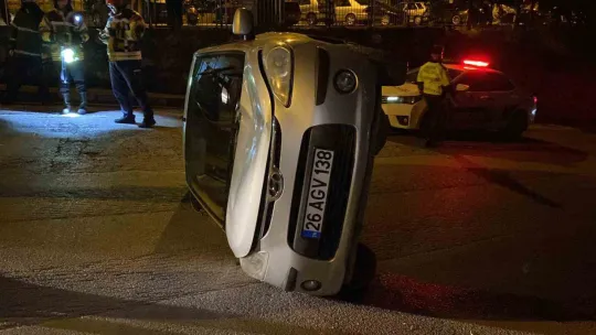 Kontrolden çıkan otomobil sokağın ortasına yan yattı