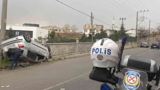 Kocaeli'de kontrolden çıkan otomobil takla attı