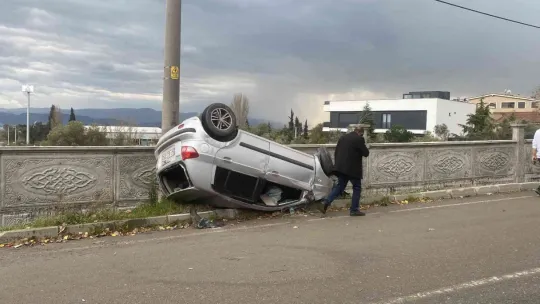 Kocaeli'de kontrolden çıkan otomobil takla attı