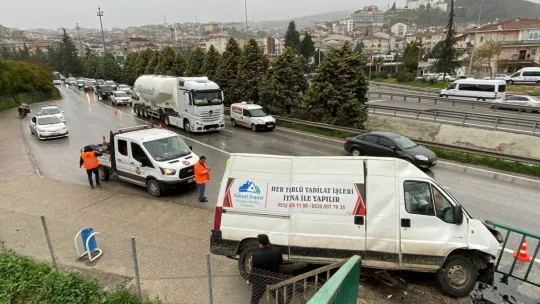 Üst geçide çarparak durabildi: 2 yaralı