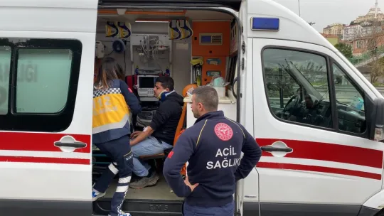 Üst geçide çarparak durabildi: 2 yaralı