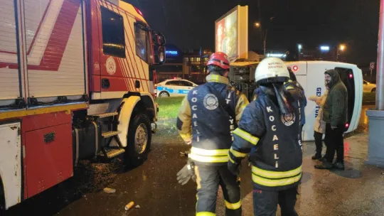 Kontrolden çıkan servis midibüsü binaya çarptı