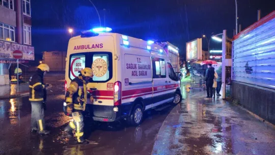 Kontrolden çıkan servis midibüsü binaya çarptı