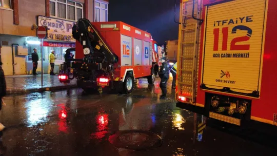 Kontrolden çıkan servis midibüsü binaya çarptı