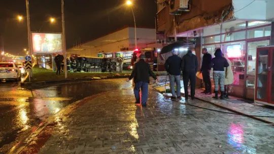 Kontrolden çıkan servis midibüsü binaya çarptı